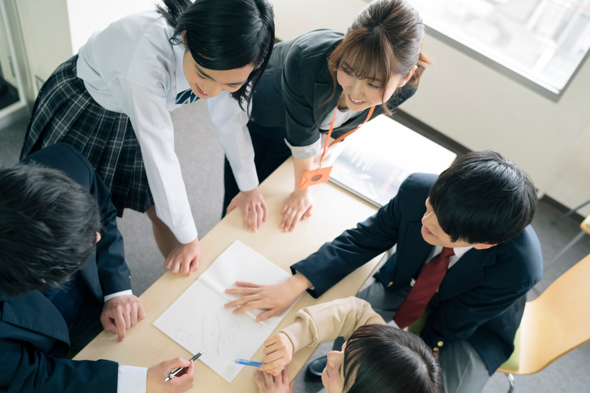 High school students studying 予 備 preparatory school